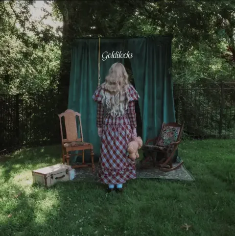Goldilocks (Single) by darthy
