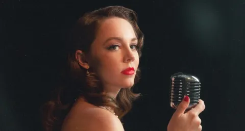 Sarah Reeves Releases New Holiday Album